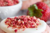 Strawberry Crumble Cookie Craze