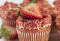 Sweet Strawberry Crunch Cupcakes