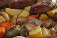 Tek Tepsi Sosisli Patates Lezzeti