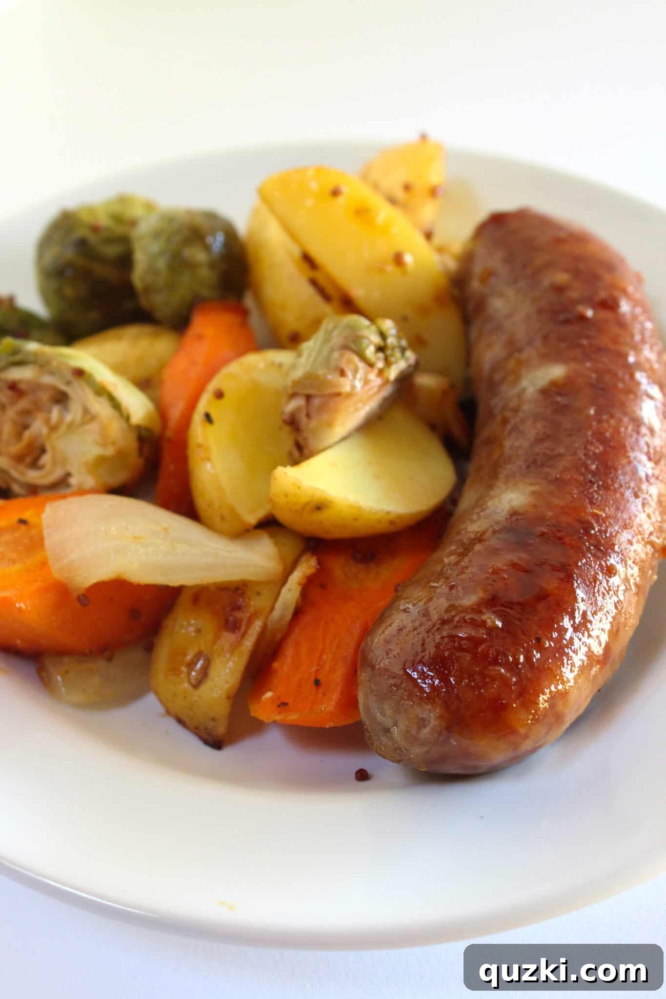 Tek Tepsi Sosisli Patates Lezzeti 2 Sheet Pan Brats and Potatoes recipe for Oktoberfest dinner, showcasing perfectly roasted sausages and vibrant vegetables.